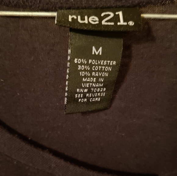 ✨3/10 Black Rue 21 Top with Floral Print Pocket - Picture 3 of 5